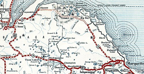ミシガン州アッパー半島のマルケット郡とバラガ郡の北部の地図。US 41/M-28 が郡の中央部を走っている様子が示されています。M-35 は北にヒューロン山脈地域まで伸びており、中央部分は「通行不可」と表示されています。