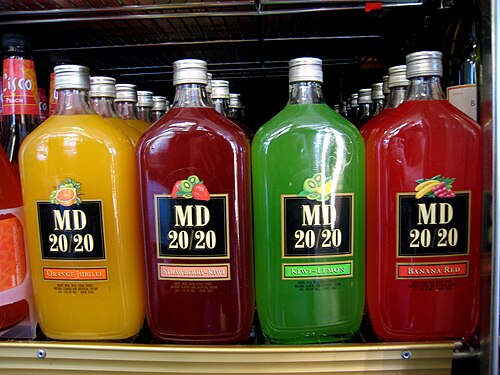 棚に置かれたカラフルな MD 20/20 ドリンクボトル 4 本