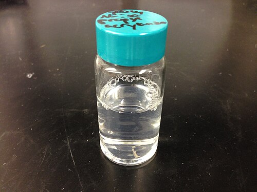 加熱前のPNIPA水溶液。水素結合の負のエンタルピーが支配的であり、PNIPAは溶液中に溶解している。