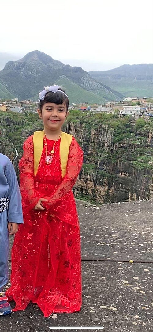 ラワンドゥズのクルド民族衣装を着た少女