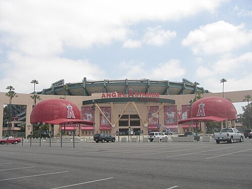 エンゼル・スタジアムの外観、2007年5月