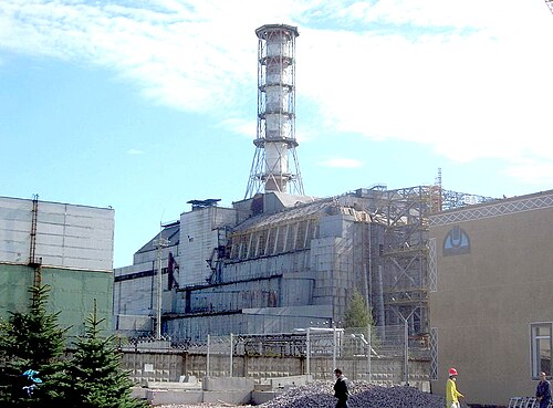 チェルノブイリ原子力発電所の石棺の一部として保存されている、チェルノブイリ4号炉の非稼働煙突