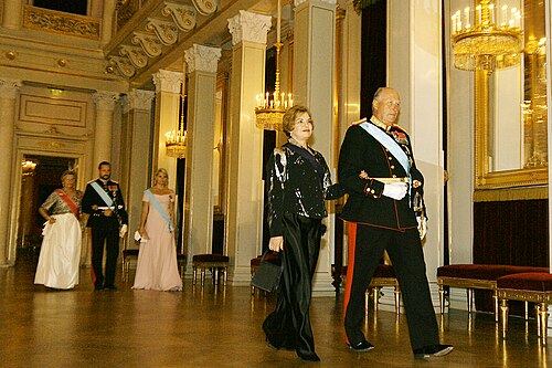 2007年9月13日、ノルウェーのオスロにある王宮で、マリサ・レティシア王妃とハーラル5世国王が国賓晩餐会に出席した。