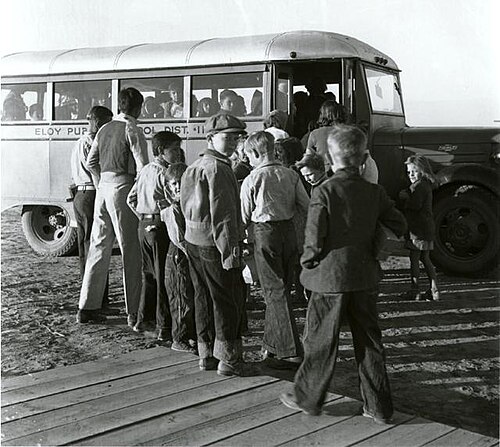 1940年にスクールバスに乗り込む子供たち。
