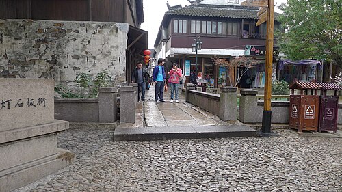 古代の石畳の小道