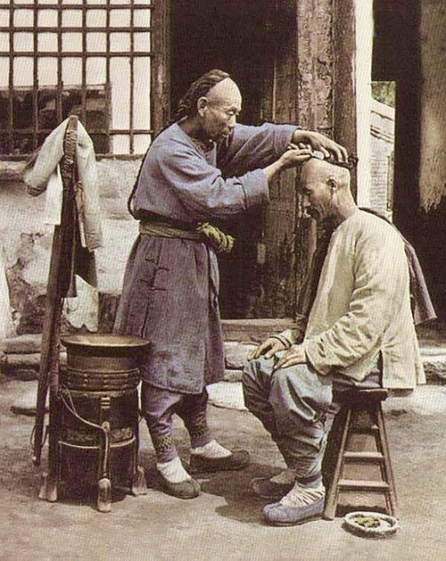 1912 年以前の清朝時代の男性がシャンクを着用している様子