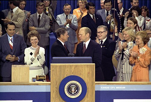 1976年の共和党全国大会でレーガンが僅差で指名を逃した後、レーガンとジェラルド・フォードが演壇上で握手している。
