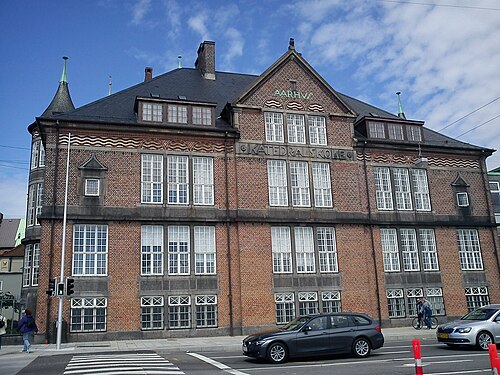 オーフス大聖堂学校、黒い屋根のレンガ造りの建物。