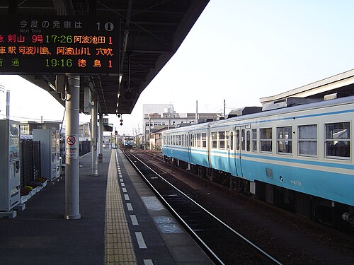 駅のプラットホームと線路の眺め。列車は2番線にあります。