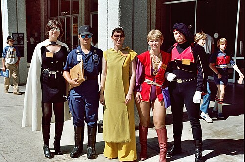 衣装を着て一緒に立っている5人の写真