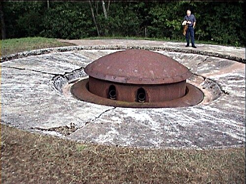 マジノ線の砲塔。発射していない時は地面に格納でき、防御力を高めることができた。