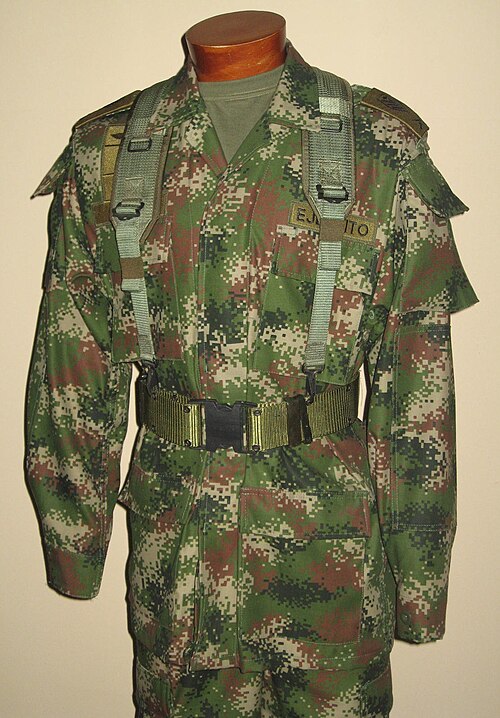 コロンビア軍が現在着用している最新の迷彩服の画像。