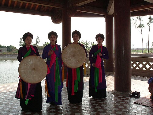Quan họ のアンサンブルは全員、áo tứ thân を着ています。