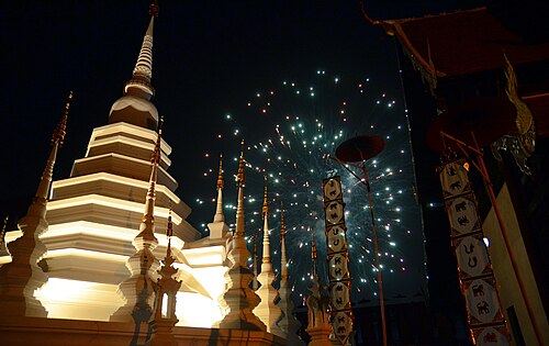 ロイクラトン祭の際にワット・パンタオで打ち上げられる花火