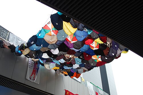 2つの歩道橋の間に張られた傘アート