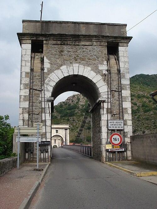 ローヌ川にかかるマルク・セガン吊り橋