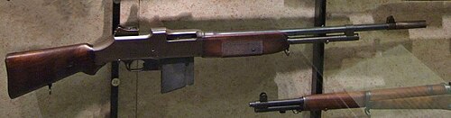 初期型のM1918ブローニング自動小銃を横から見た図。長い銃身、固定式二脚、木製銃床を備えている。