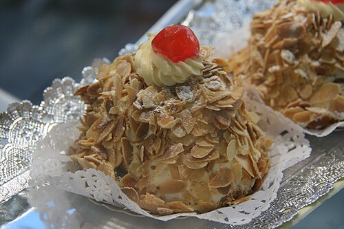 スライスアーモンドをまぶしたアーモンドクリームケーキ