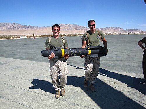 HMLA-467 の海兵隊員が、カリフォルニア州トゥエンティナインパームスで行われたモハベバイパー作戦中に兵器を運搬している。