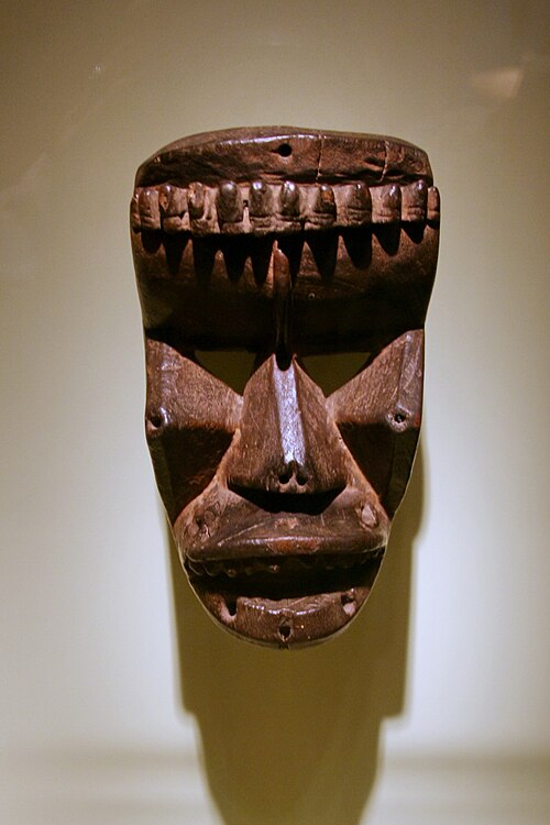 国立アフリカ美術館に展示されている木彫りのクラーンの仮面