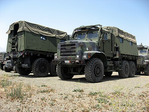 オシュコシュ社製中型戦術車両（MTVR）のキャブと兵員輸送用ボディはプラサン社製。