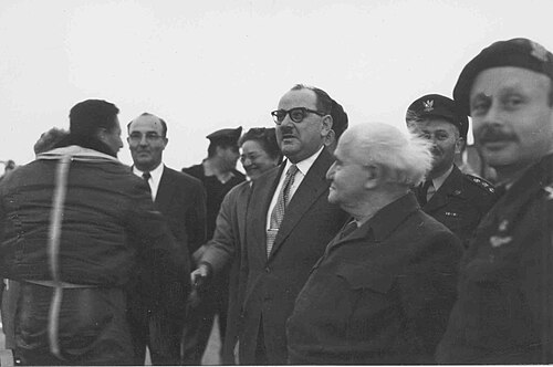 1956年4月、ハツォール基地に新型ミステールIVAジェット機が到着した際、政治家と軍関係者が集まった。
