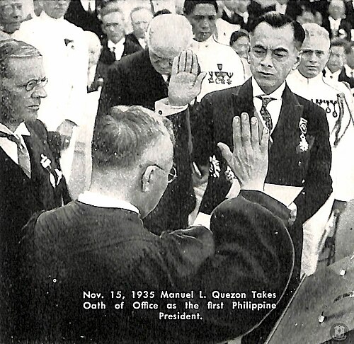 1935年11月15日、ケソンは立法府ビルで行われた就任式で宣誓を行った。