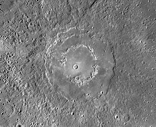 ラディトラディは、水星にある比較的若いピークリング型クレーターです。