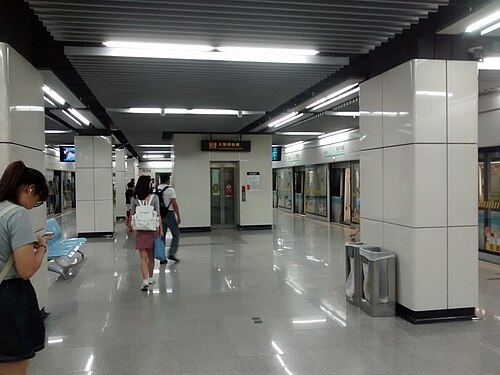 楊高中路駅のプラットホーム