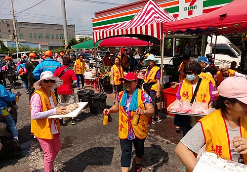伝統的に、住民は巡礼者に無料の物資を提供します。