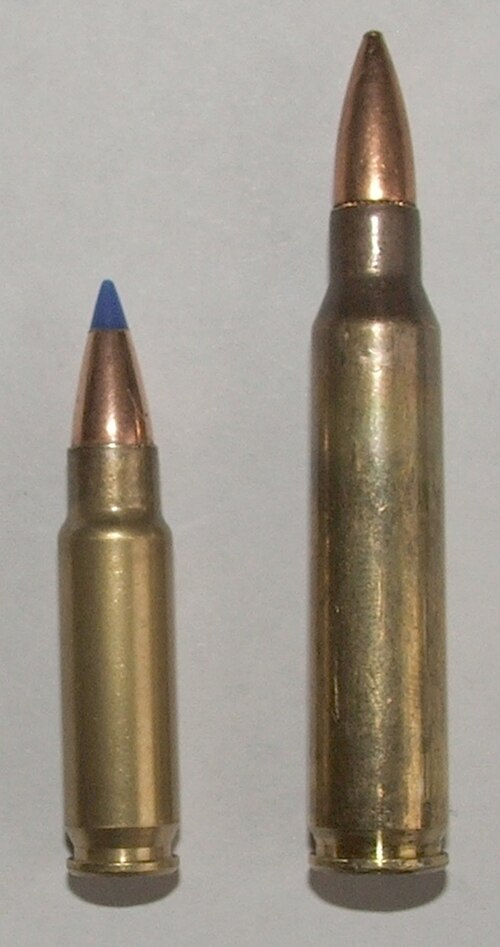 5.7×28mm SS197SR カートリッジと 5.56×45mm NATO カートリッジを並べた写真。5.56×45mm カートリッジの方がかなり大きいです。