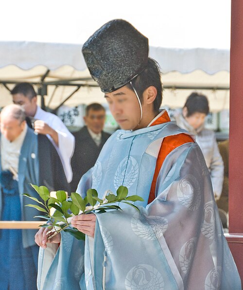 玉串を抱く神主