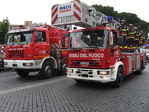 イタリア消防隊の車両。左側にアストラ製クレーン、右側にマギルス製ターンテーブル式はしご車が連結されている。ローマでの陸軍パレードにて、2006年6月2日撮影。