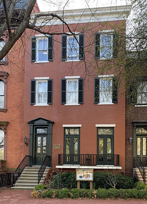 ホワイトハウス歴史協会の事務所は1960年代に建てられ、取り壊された建物（ジャクソンプレイス740番地）の跡地に建てられた。