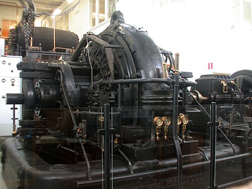 アレクサンダーソン式交流発電機は、1910年頃から第二次世界大戦まで、超低周波の無線送信機として使用された巨大な回転機械である。