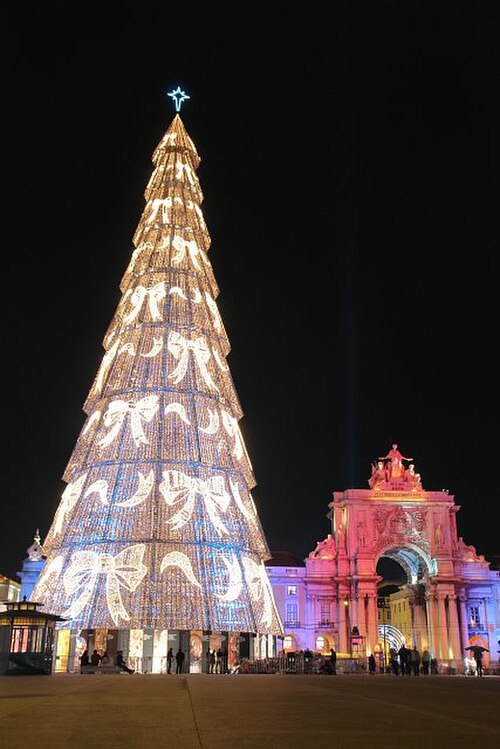ポルトガル、リスボン、高さ 75 メートル (246 フィート) のクリスマス ツリー。