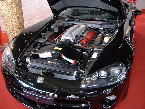 FMRダッジバイパー。8.4L V10エンジンが車の前車軸の後ろに配置されている。