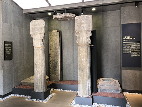 漢時代の石彫りの闕一対 – 北京、八宝山。
