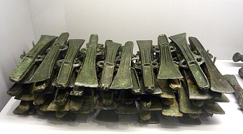 サミエイラの後期青銅器時代の宝物。1948年に海岸から約50メートル離れた場所で発掘され、当初は152個のパルスタベで構成されていた。