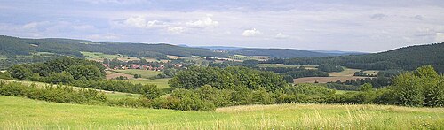 エーベルン近郊のハスベルク地方の典型的な田園風景。旧訓練場から南方向、ツァイルベルゲ丘陵を望む。背景にはフランケン・ジュラ山脈が見える。