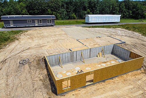 基礎の上に設置されるモジュール式建物