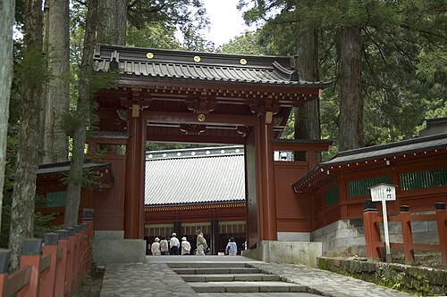 その門は神社の境内へと続いている。