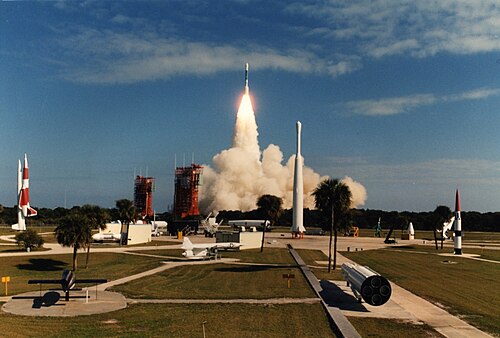 隣接するSLC-17B発射台からのデルタIIロケットの打ち上げ（ロケットガーデンから撮影）