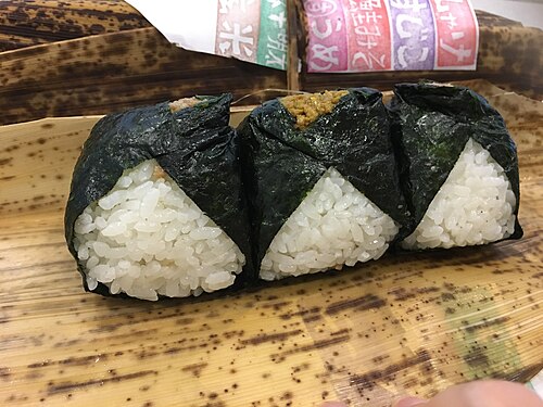 戦国時代や江戸時代には、おにぎりは持ち運ぶ際に竹の皮で包まれることが多かった。竹の皮には抗菌作用があり、おにぎりの鮮度を長持ちさせる効果がある。