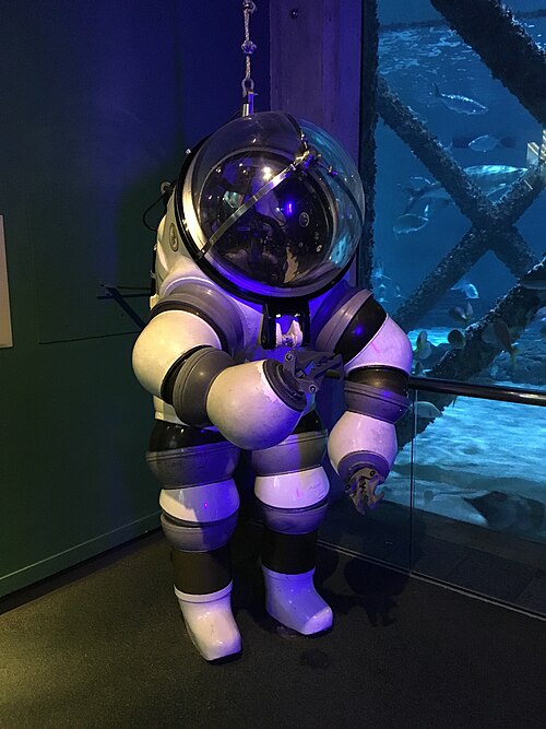 展示されている大気圧潜水服。