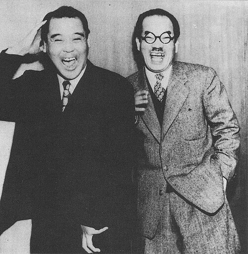 横山エンタツと花菱アチャコが、トーク中心の漫才スタイルを確立。1919年より活動。