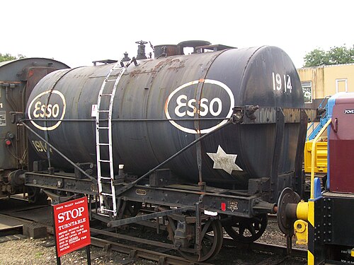 イングランド、ネネバレー鉄道にある古いエッソのタンカー