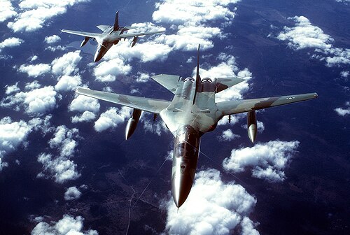 編隊飛行する2機のFB-111Aを正面から空撮した写真。