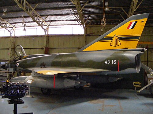 格納庫に保管されている単発デルタ翼の軍用ジェット機