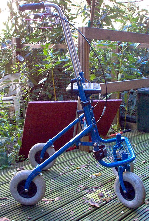 ハンドブレーキと内蔵シートを備えたオリジナルの歩行器だが、買い物かごは付いていない。